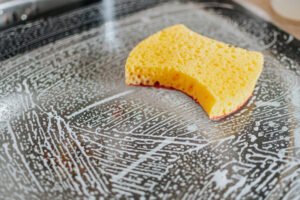 Reinigung einer Oberfläche mit Melamin-Schwamm