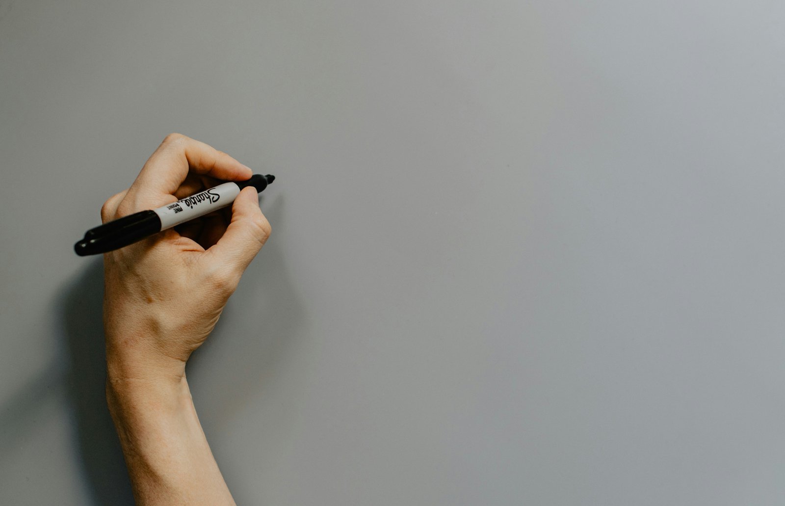 Permanentmarker auf einer Hand